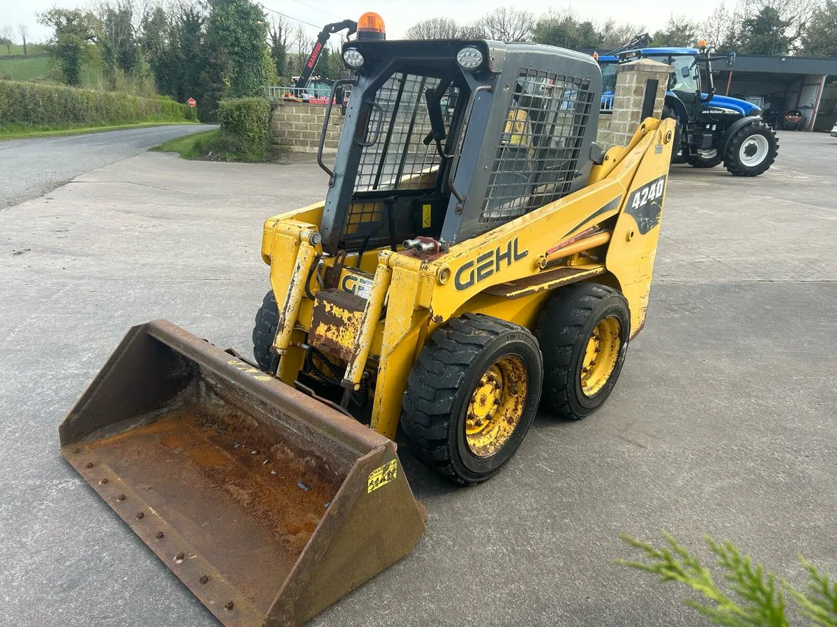 GEHL 4240 skid steer - Image 4