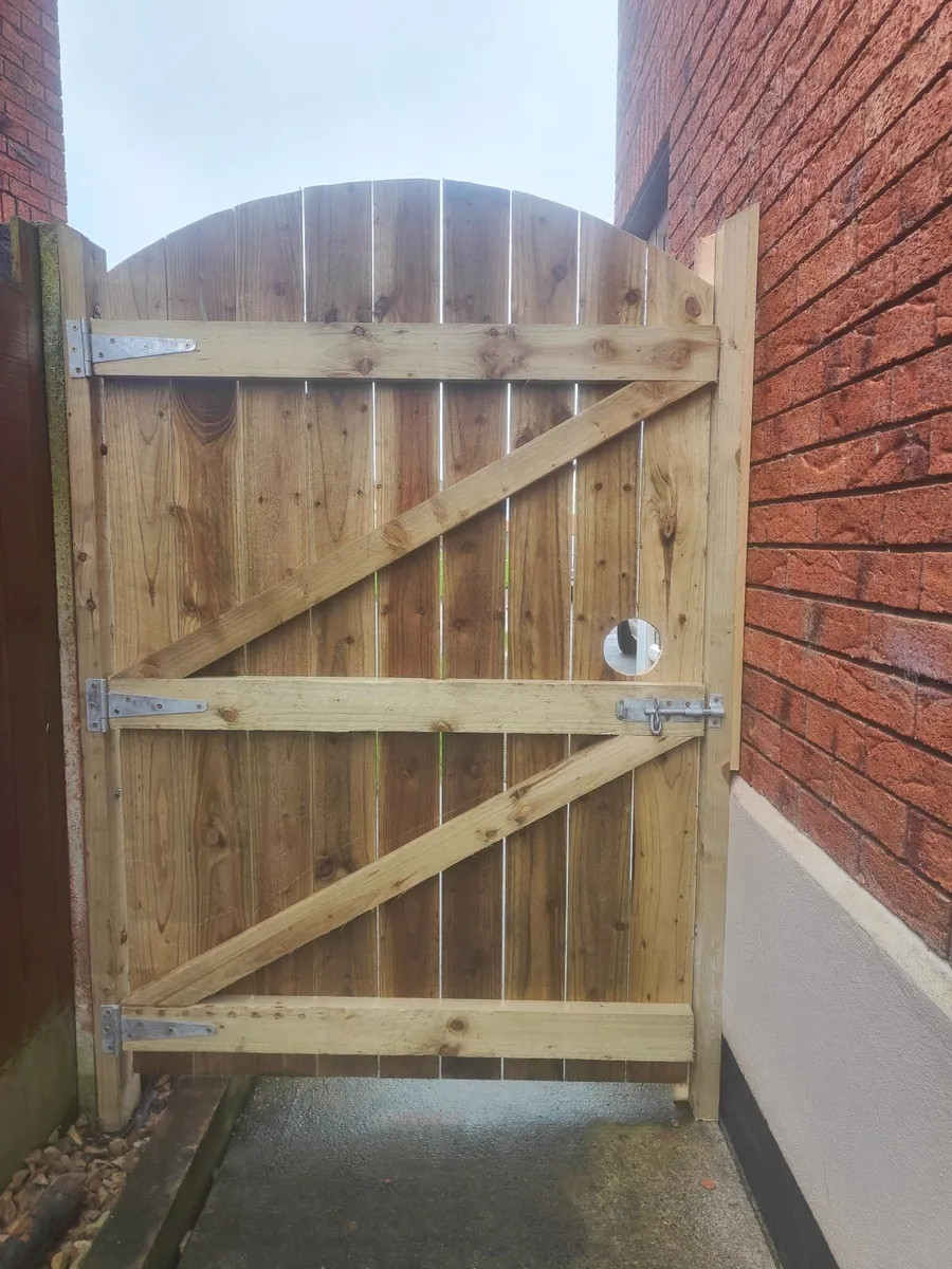 Side entrance gates - Image 3