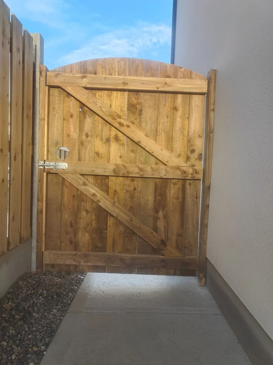 Side entrance gates - Image 4