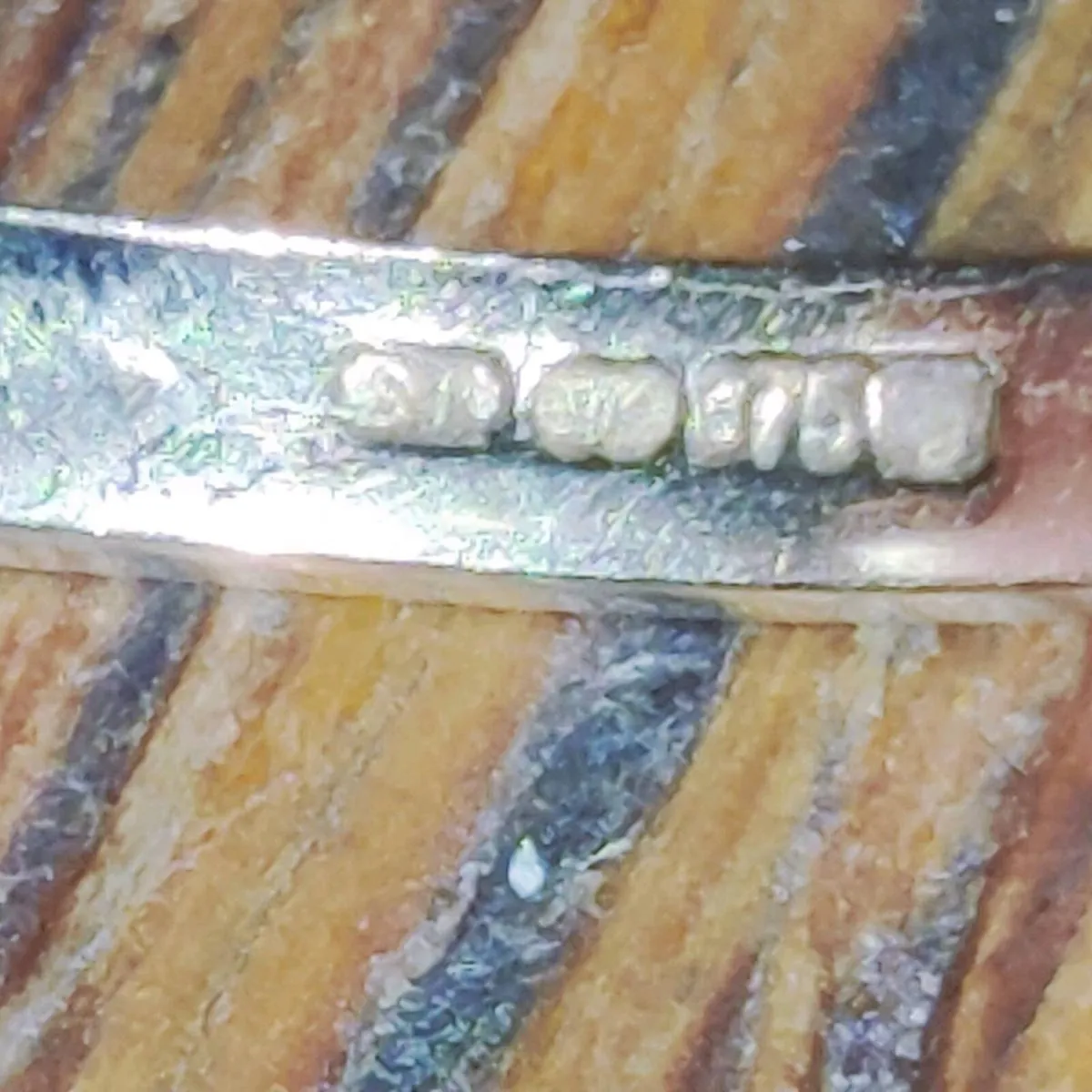 BLACK ONYX TRELLIS, 9CT THICK Yellow Gold Ring ! - Image 2