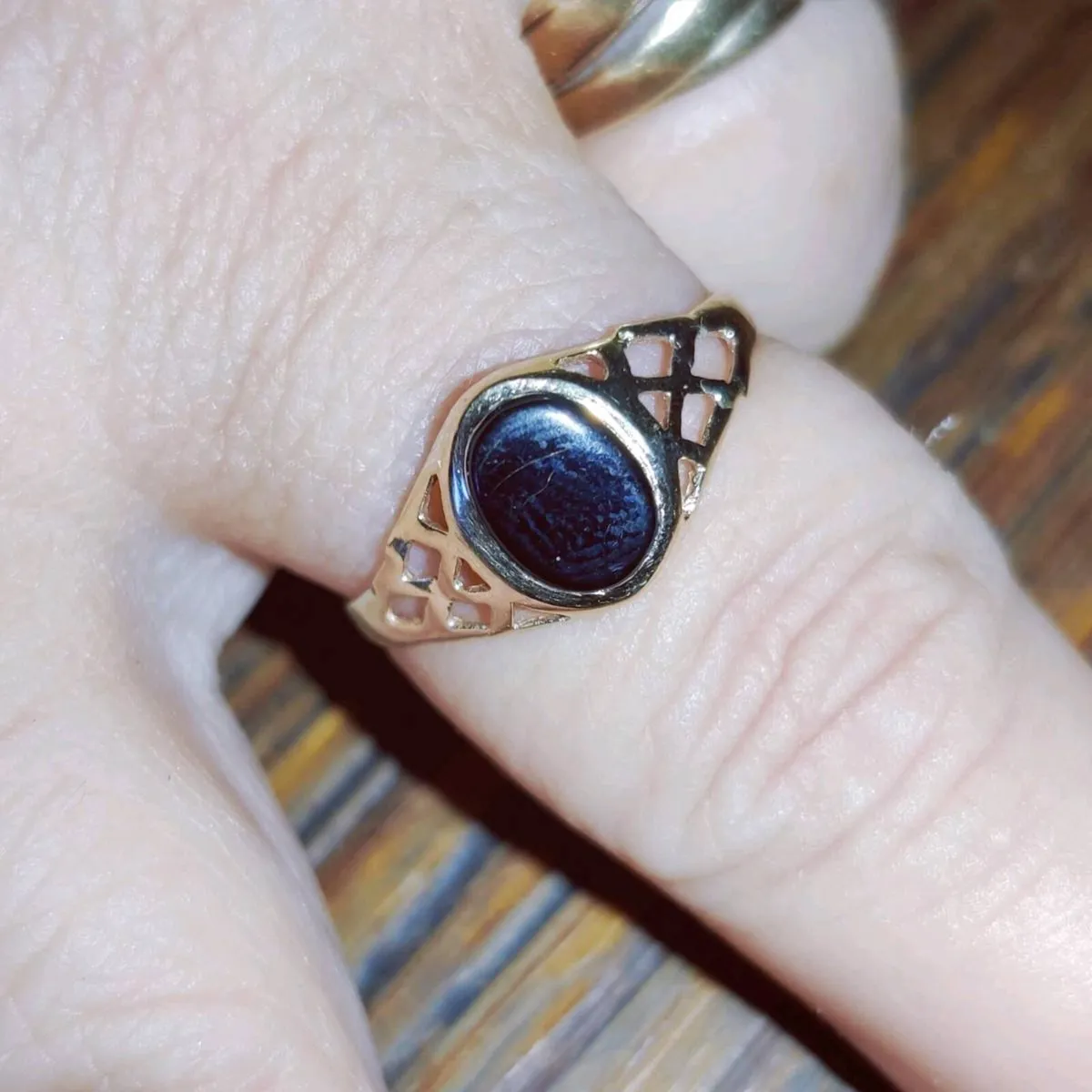 BLACK ONYX TRELLIS, 9CT THICK Yellow Gold Ring ! - Image 1