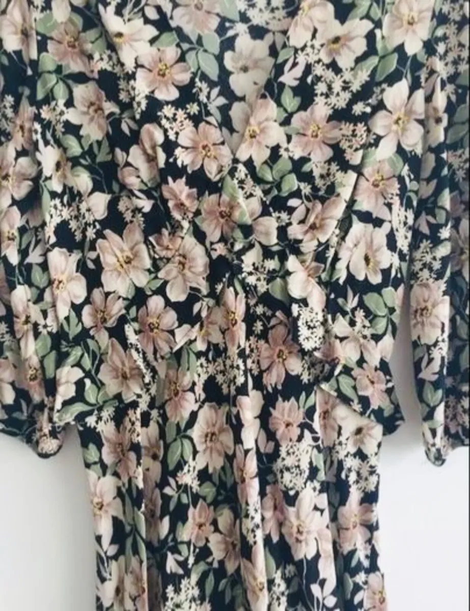 Ladies black-based floral print midi dress Size 10 - Image 3