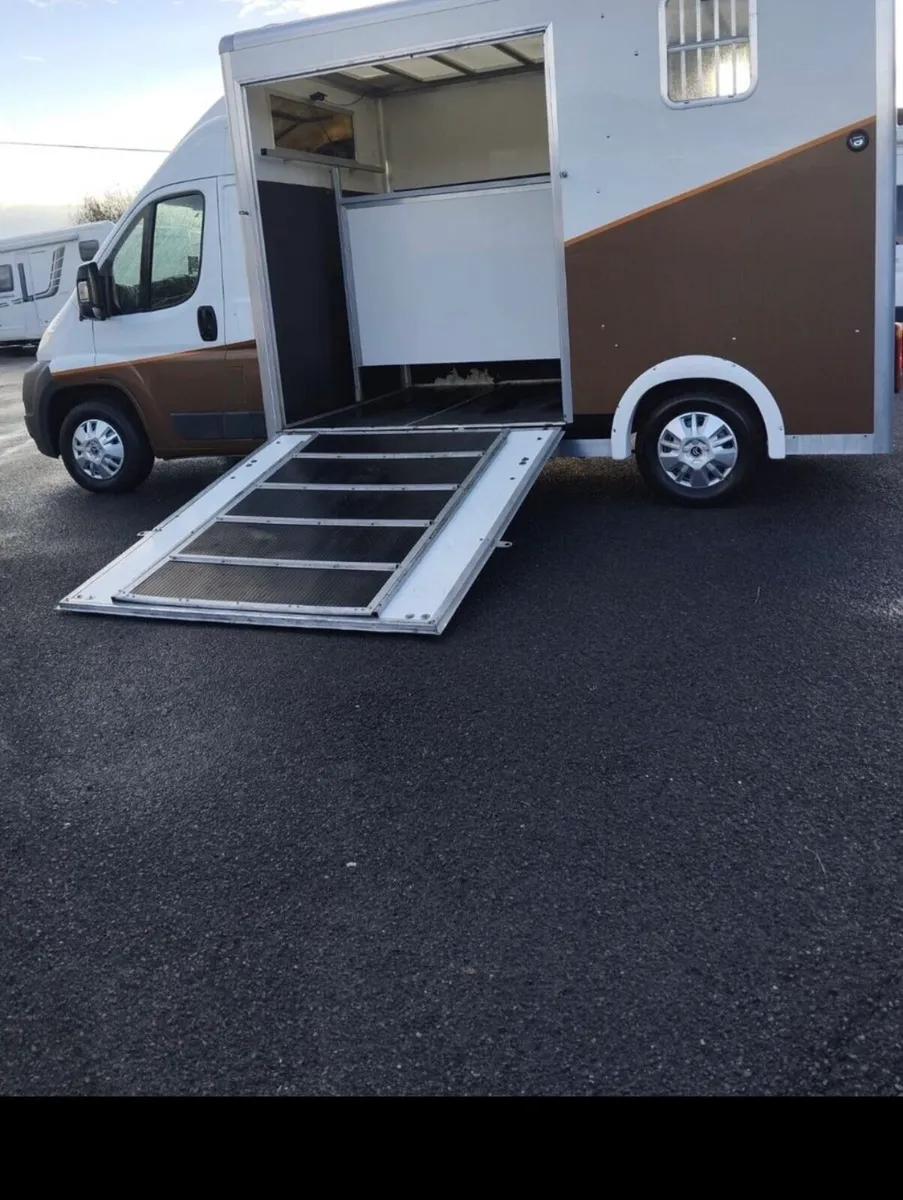 Horse transport lorry🏇 - Image 2
