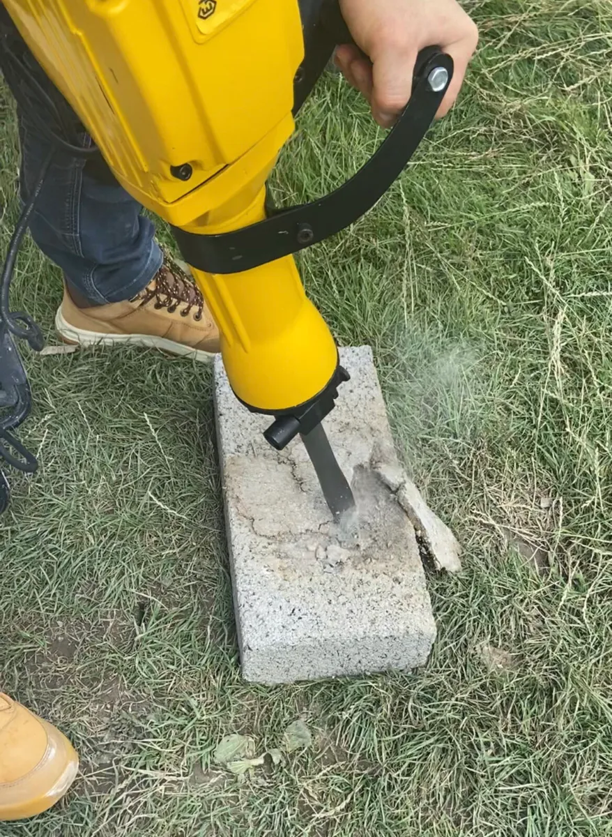 Kango hammer 2200w 2 chisels free delivery - Image 2