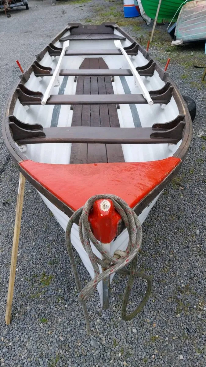 19 burke Ft lakeboat Boat  complete w floors + oar - Image 1