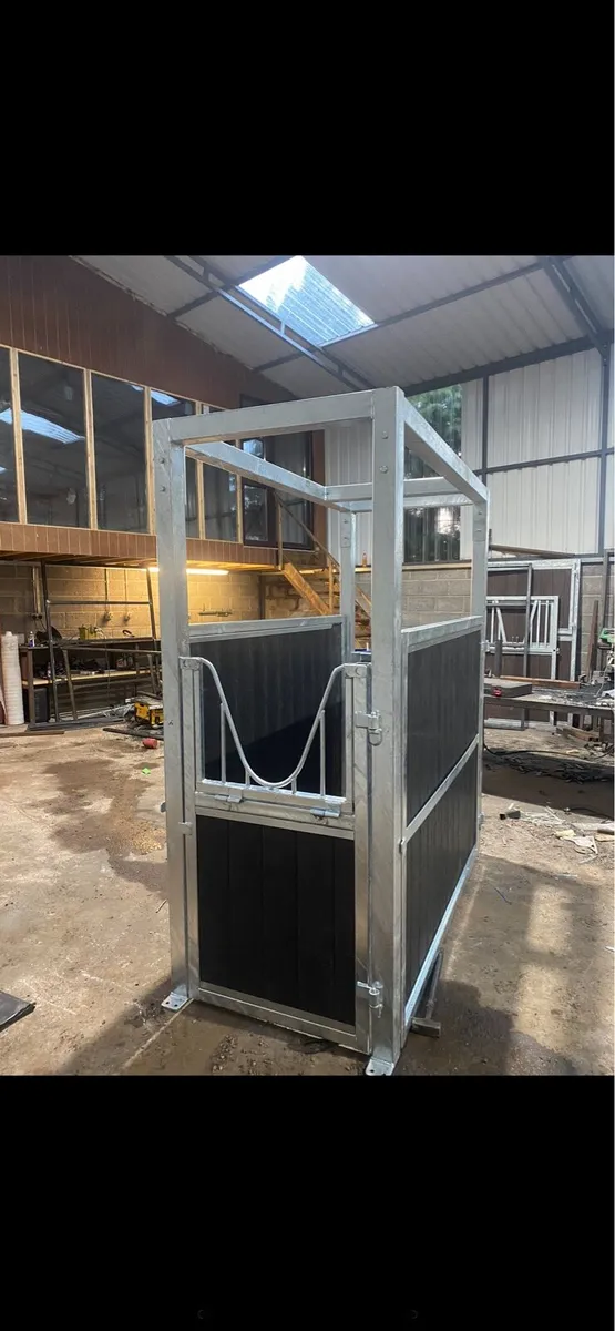 Horse stocks BARGAIN - Image 1