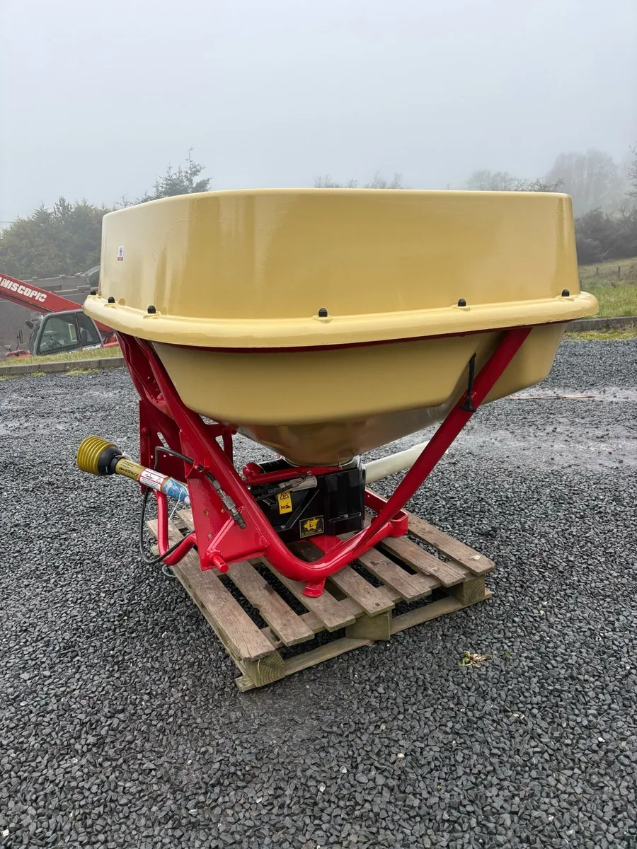 Vicon 1354 Fertliser Spreader - Image 3