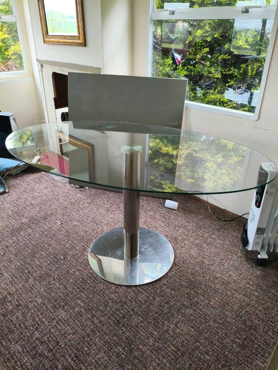 Beautiful glass oval kitchen table really nice - Image 1