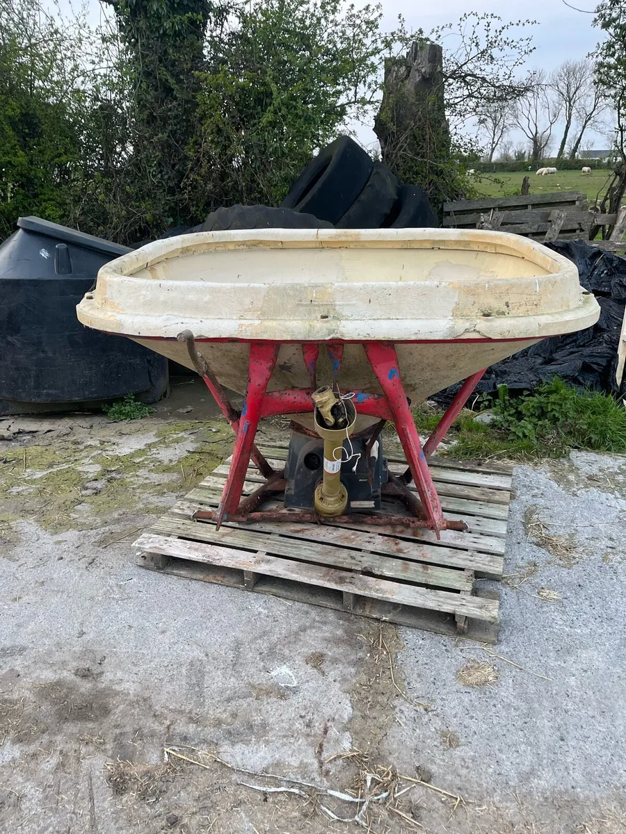 Fertiliser spreader - Image 1