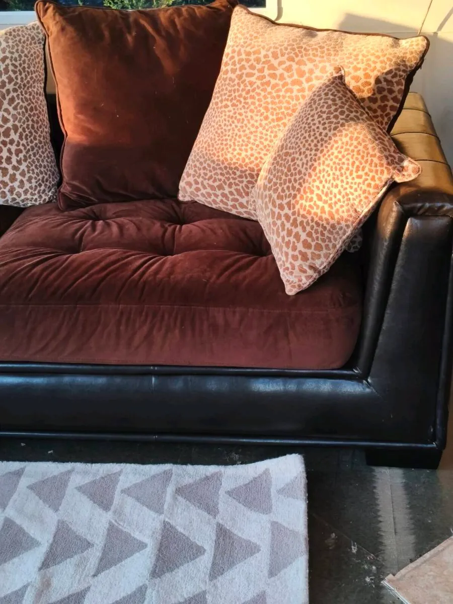 Beautiful like new corner suite, need gone - Image 2