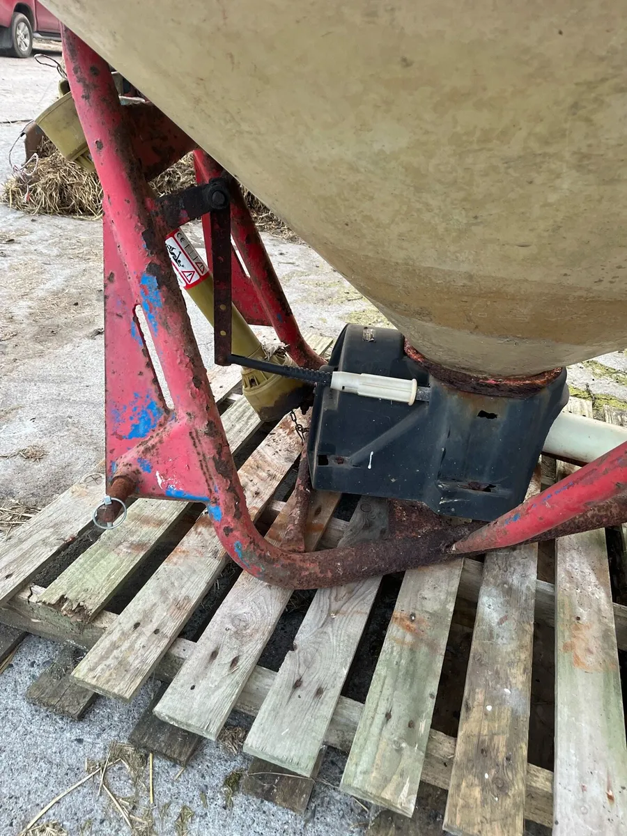 Fertiliser spreader - Image 3