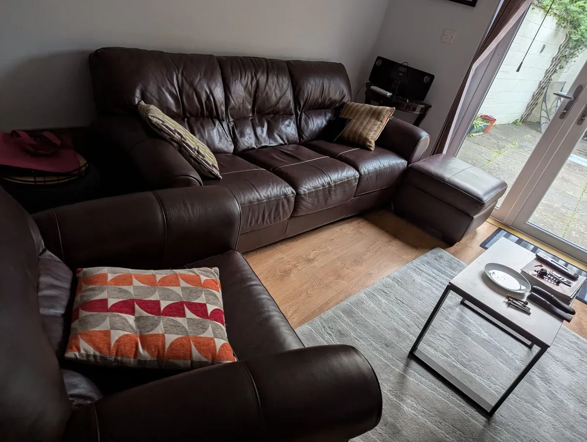 Leather suite - Image 1