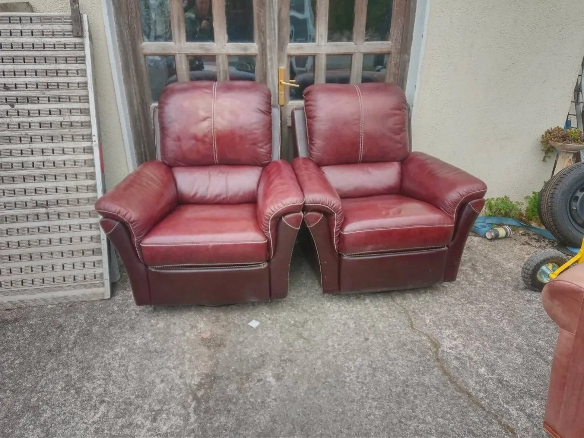 Pair of practically brand new recliner armchairs - Image 1