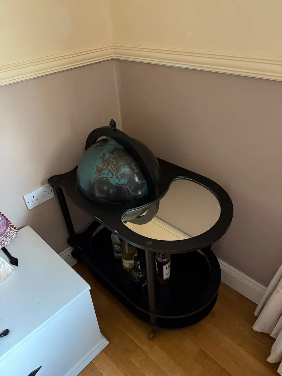 Vintage Style Globe Drinks Cabinet / Home Bar - Image 1