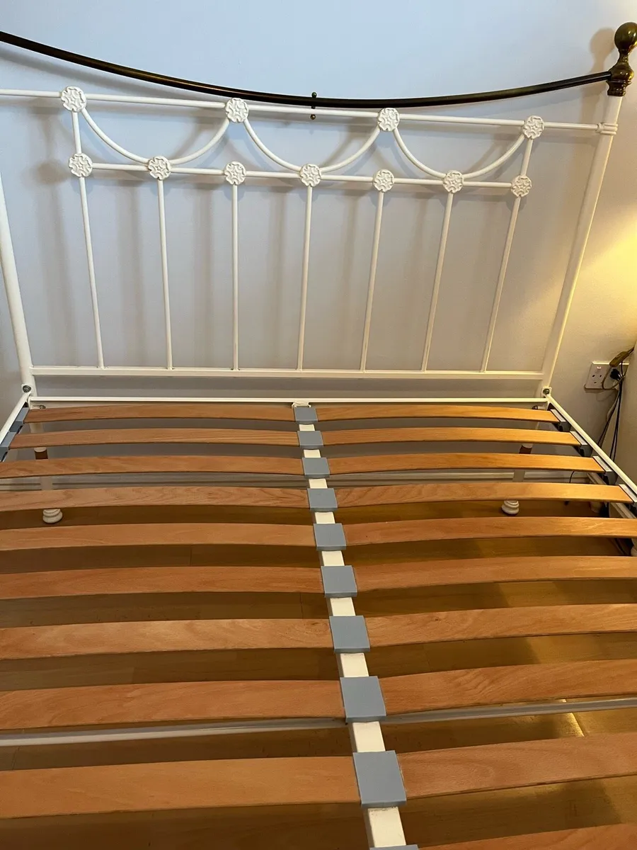 King size cream and brass metal bread frame - Image 1