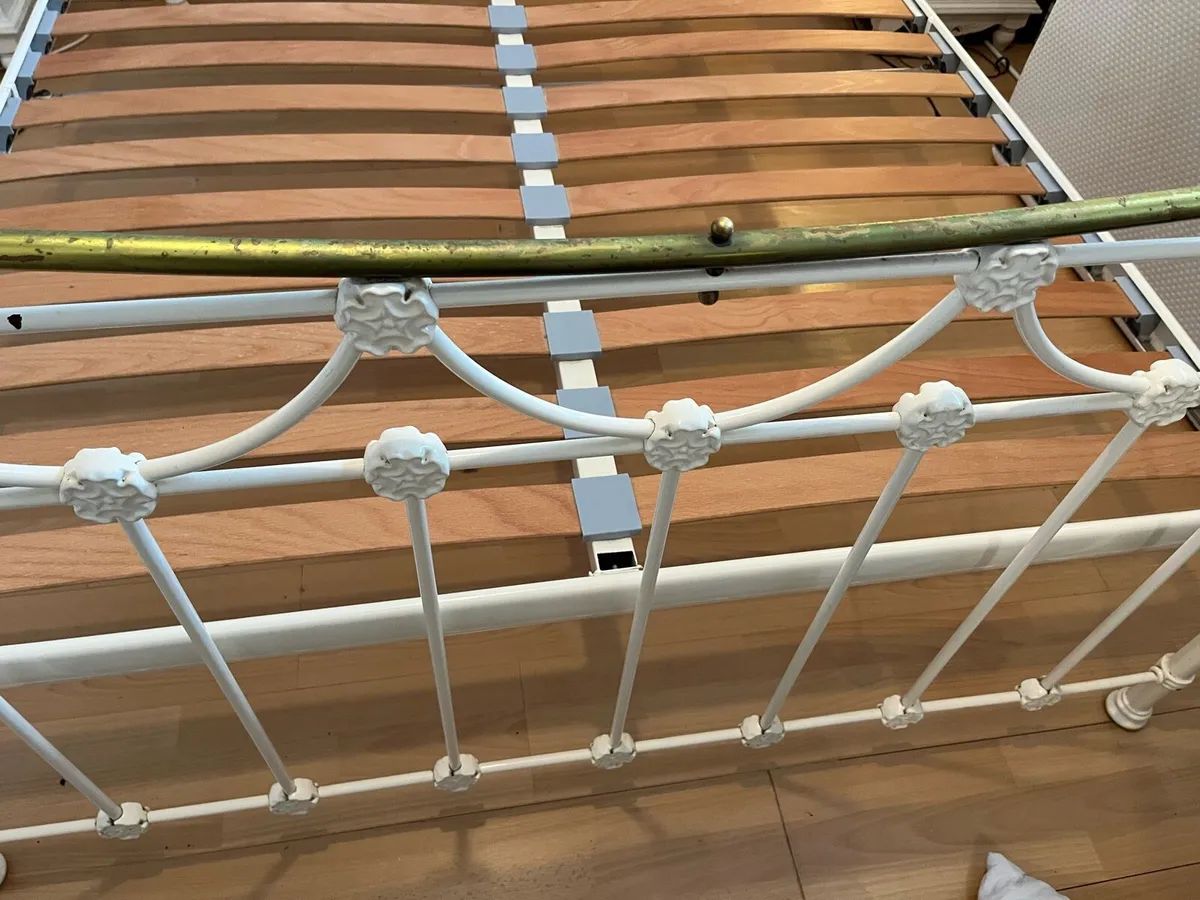 King size cream and brass metal bread frame - Image 3