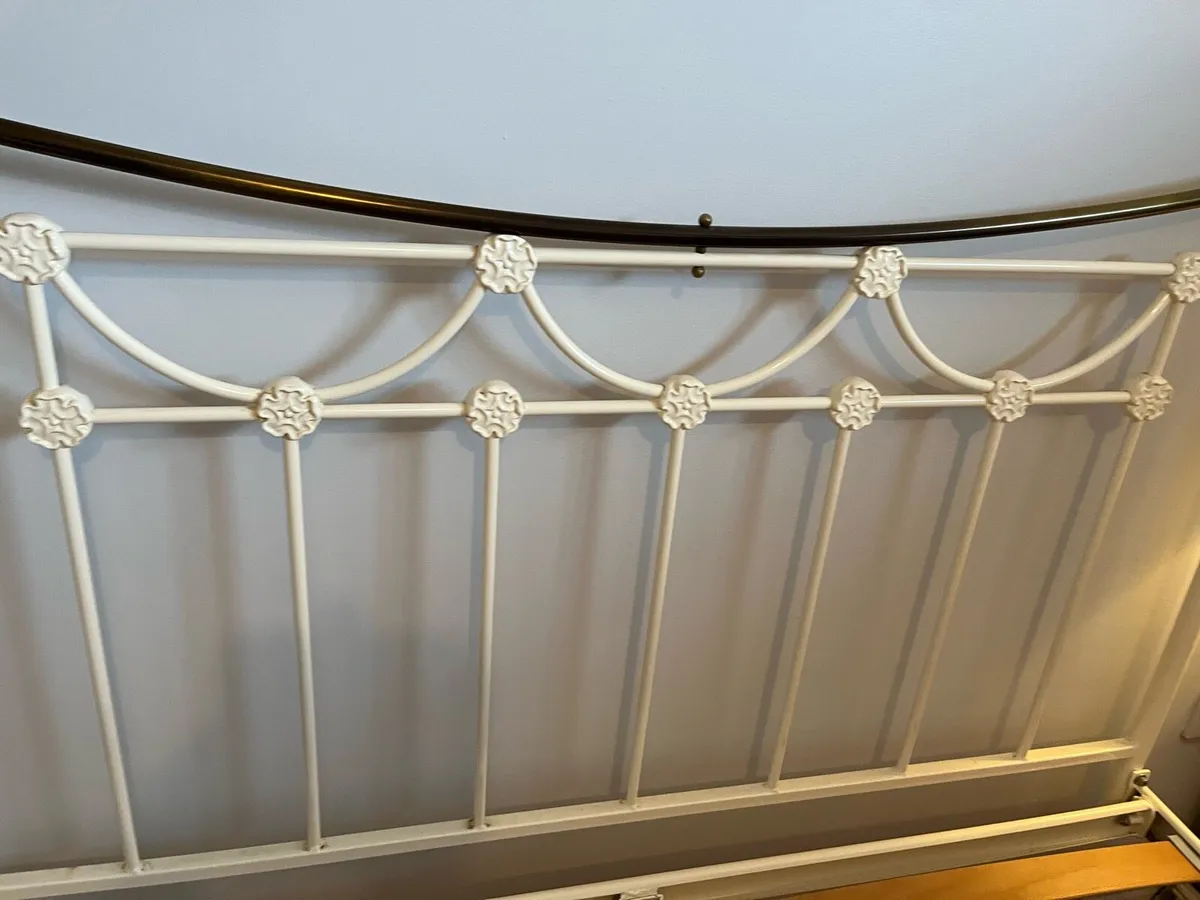King size cream and brass metal bread frame - Image 4