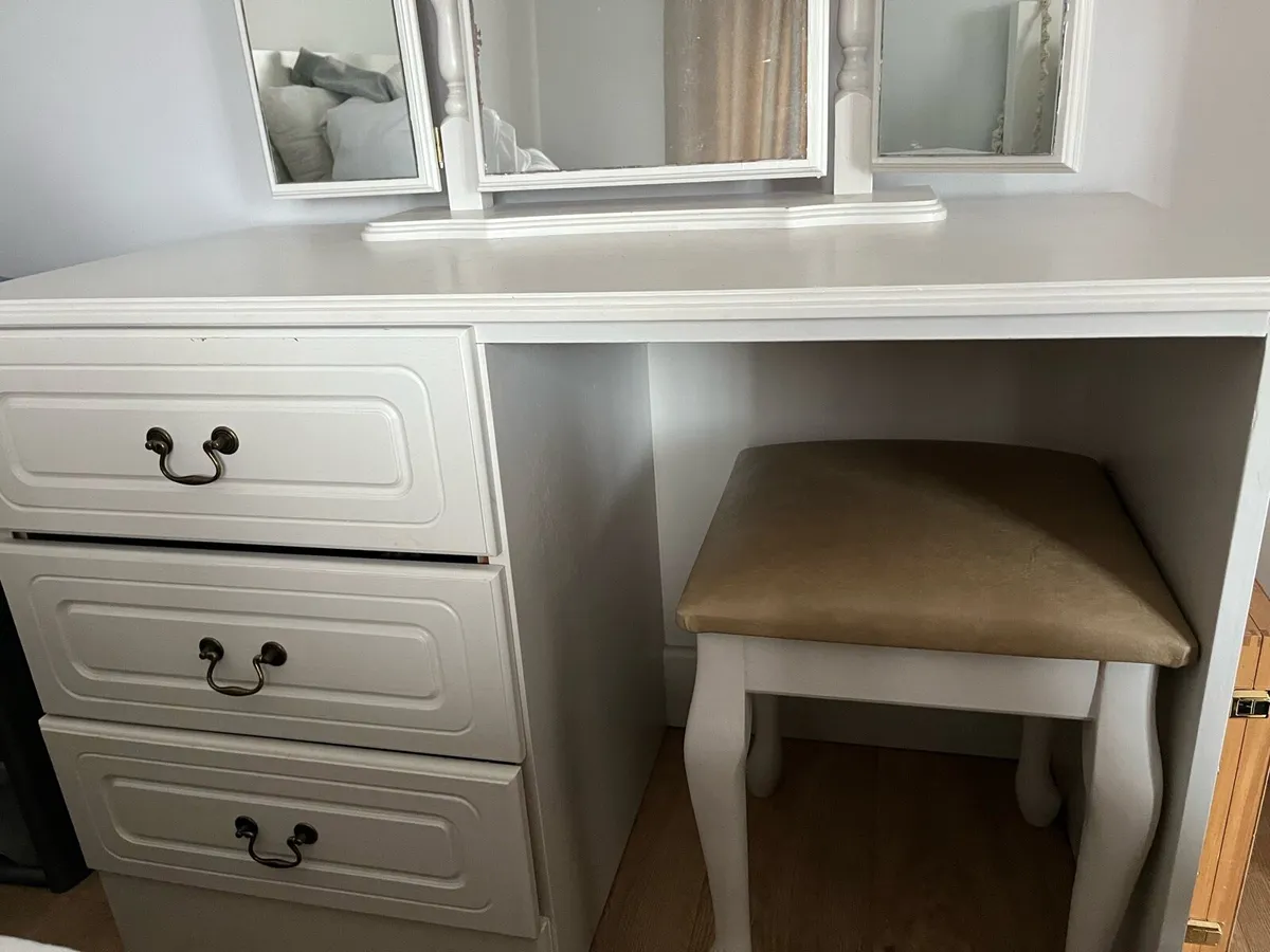 Dressing table with three way mirror and a stool - Image 1