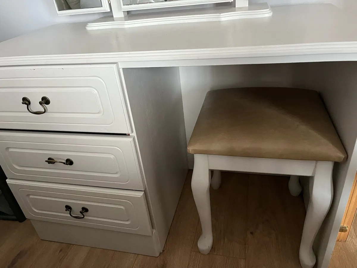 Dressing table with three way mirror and a stool - Image 2