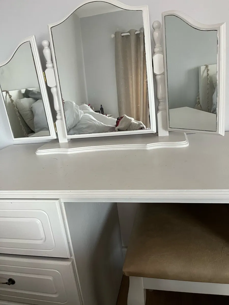 Dressing table with three way mirror and a stool - Image 3