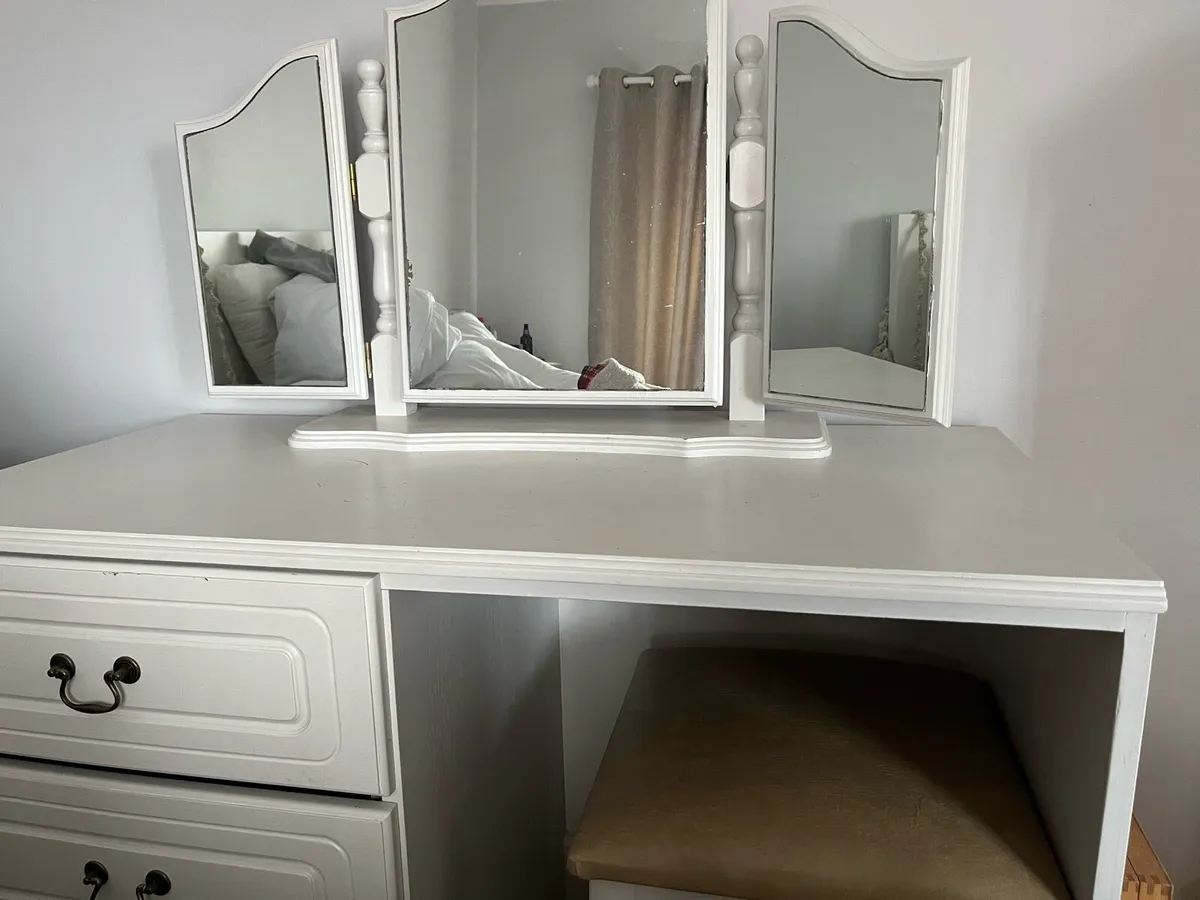 Dressing table with three way mirror and a stool - Image 4