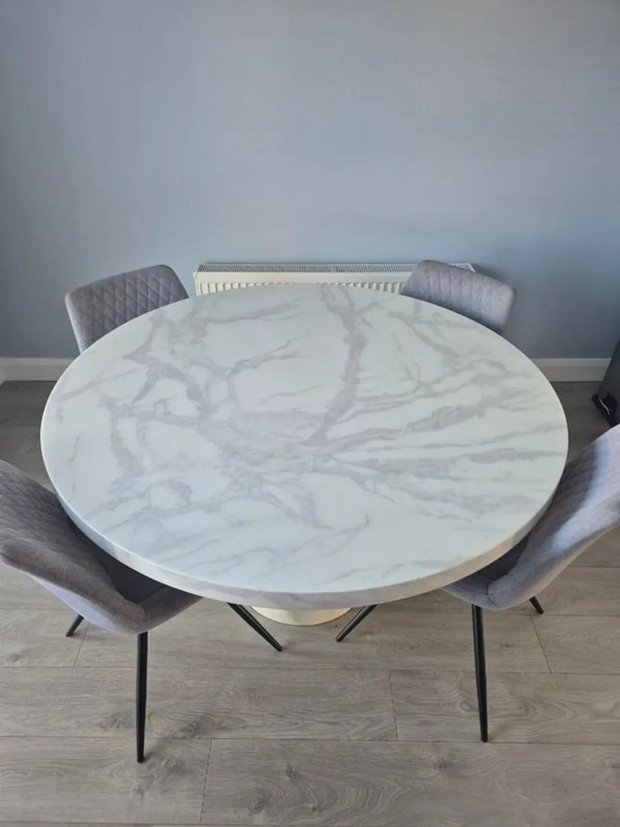 Table and chairs - Image 2