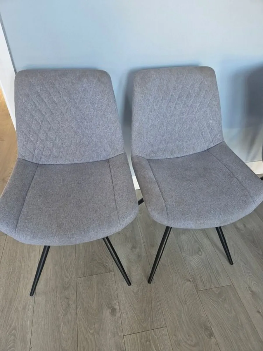 Table and chairs - Image 3