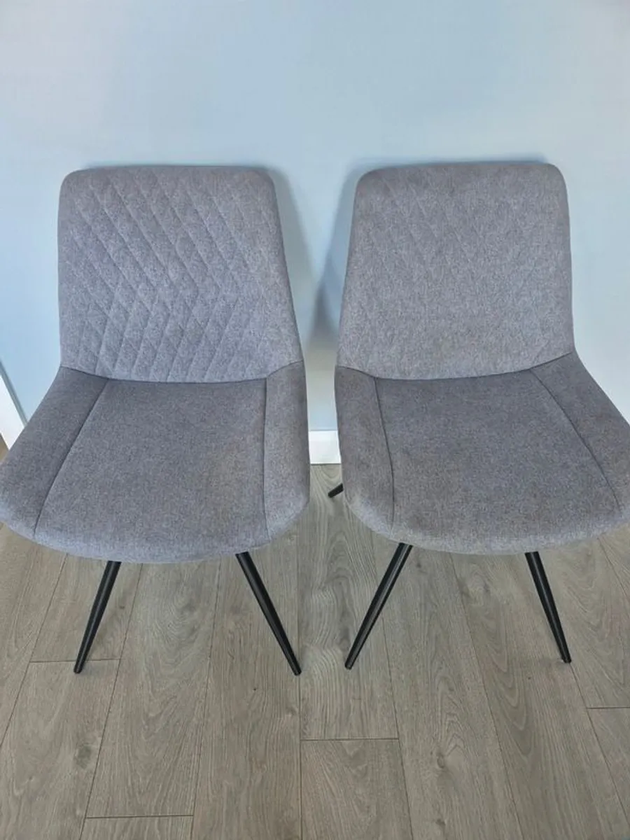 Table and chairs - Image 4