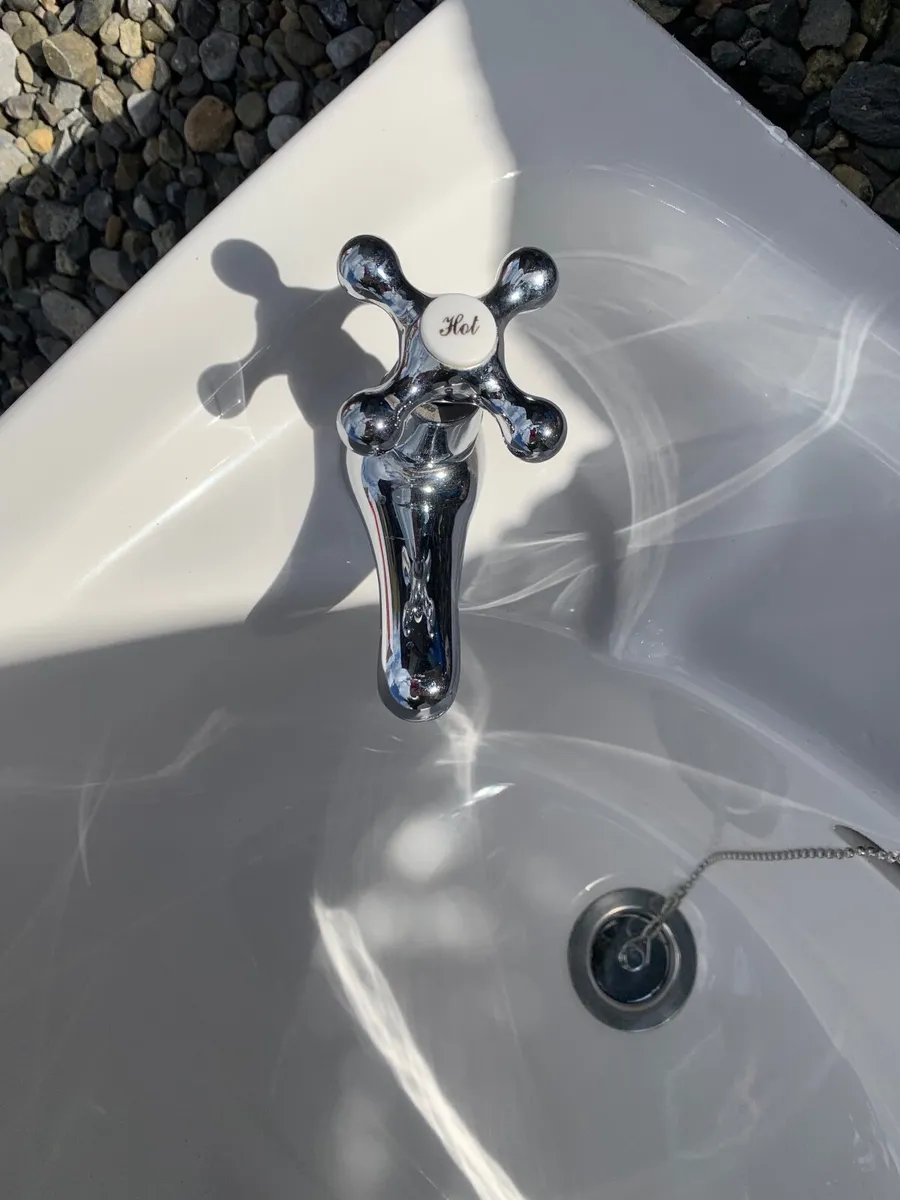 Bathroom sink - Image 3