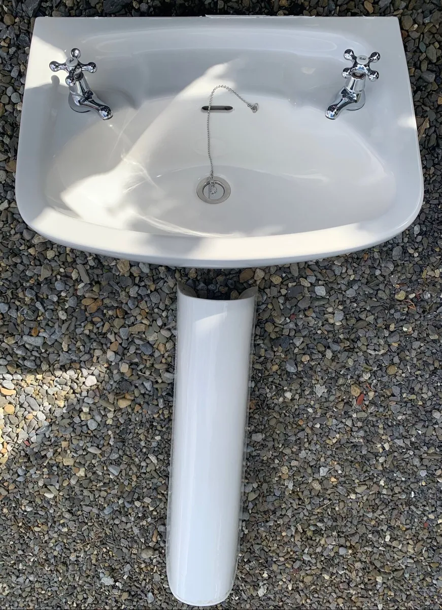 Bathroom sink - Image 1