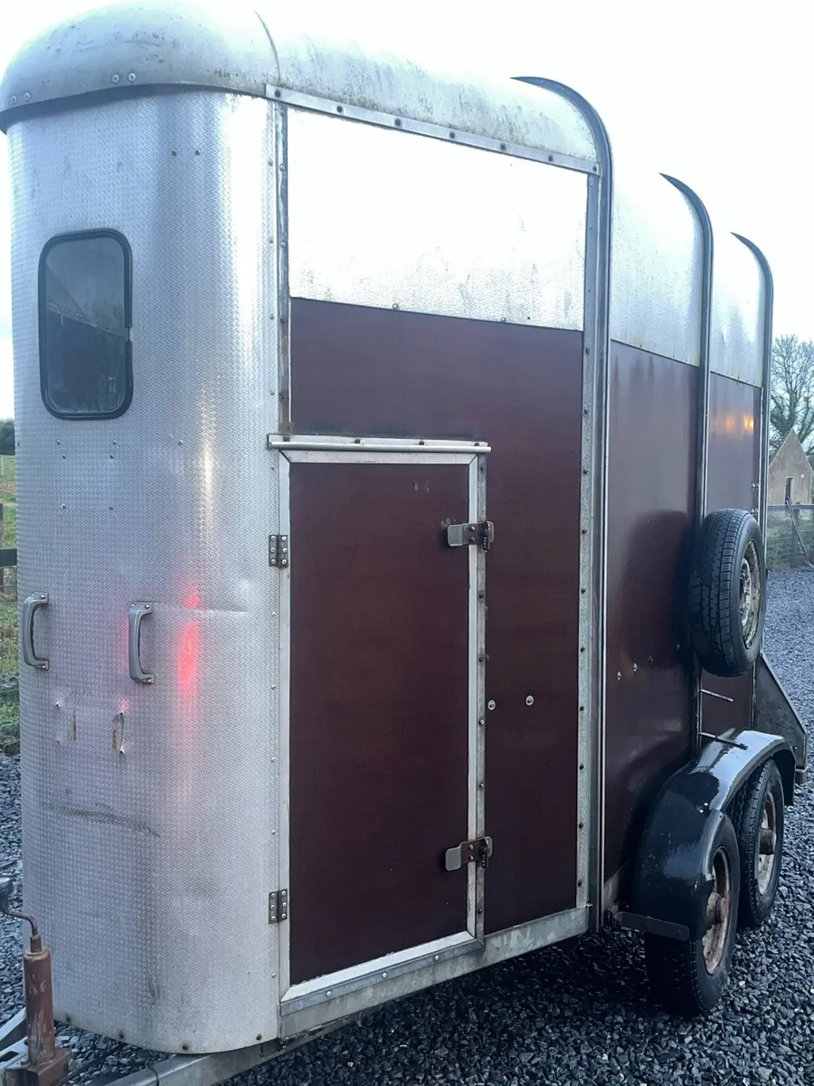 Horse box - Image 1