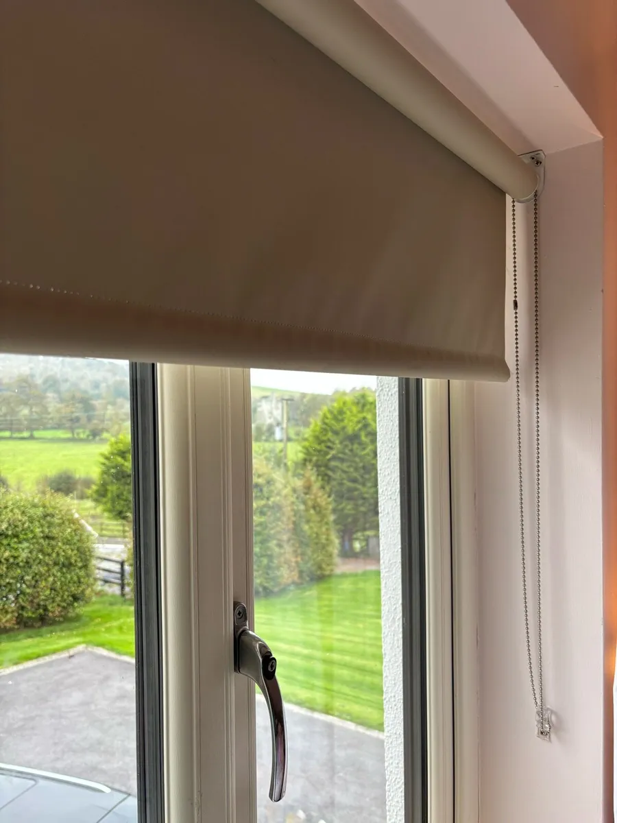 Blackout roller blind x2 - Image 4