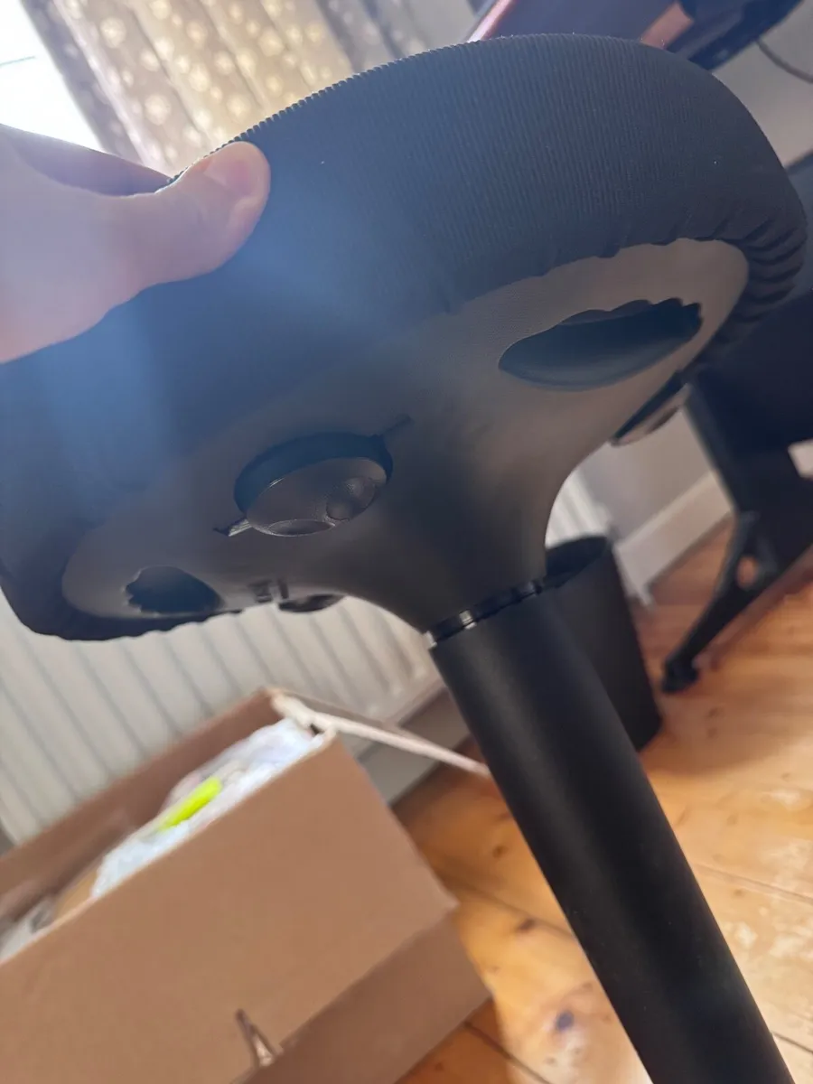 Ergonomic balance chair / wobble stool - Image 3