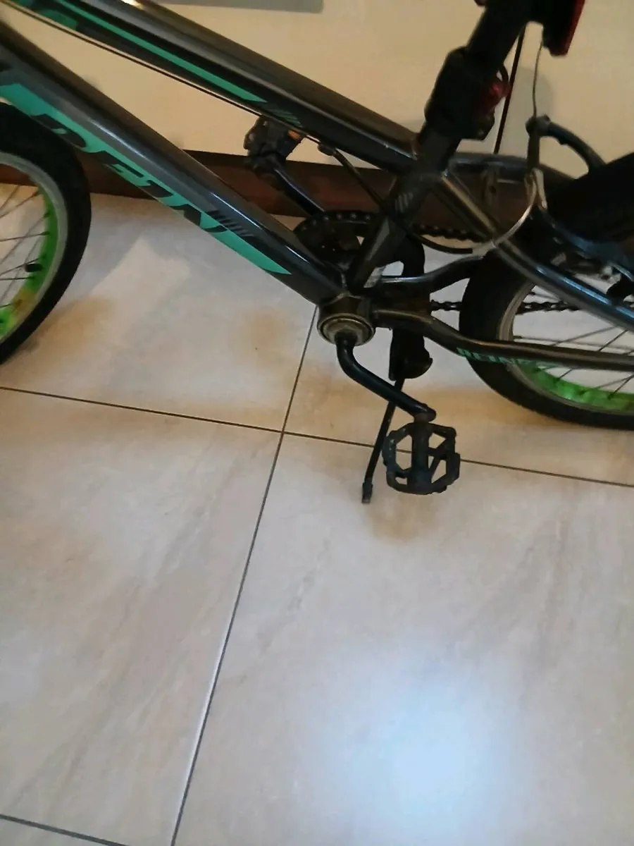 BOYS BICYCLE 18 INCH WHEELS - Image 2