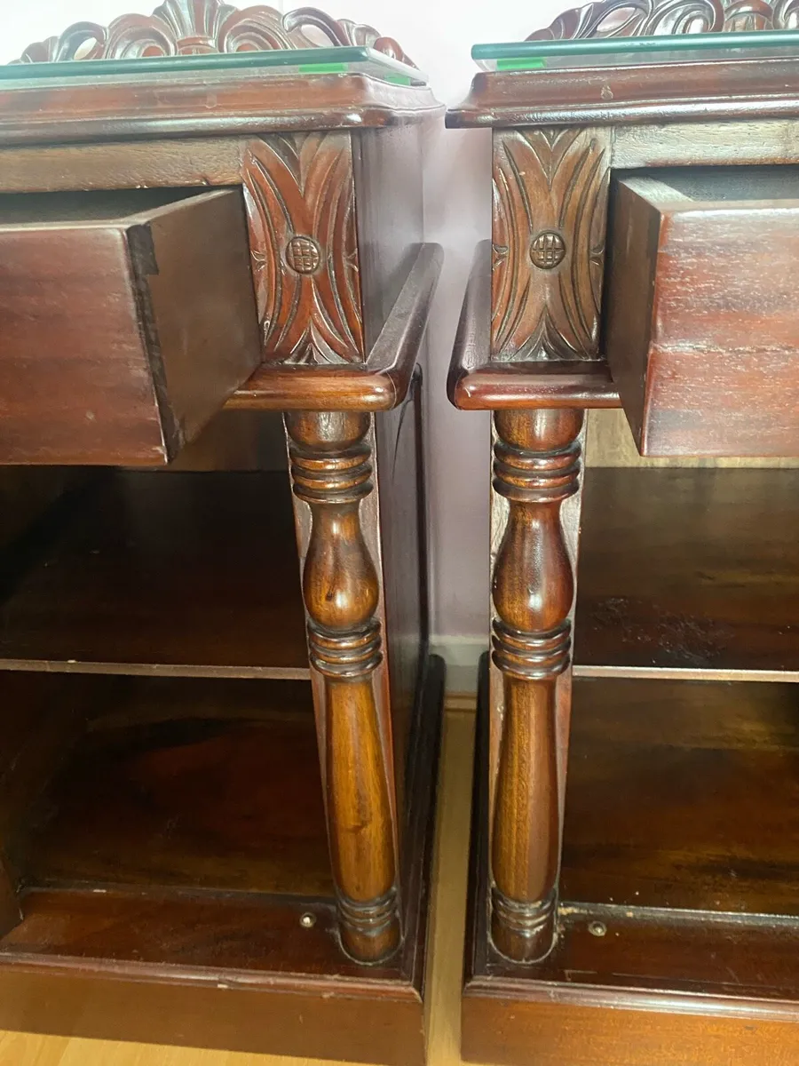 Pair of twentieth century mahogany bedside lockers - Image 4