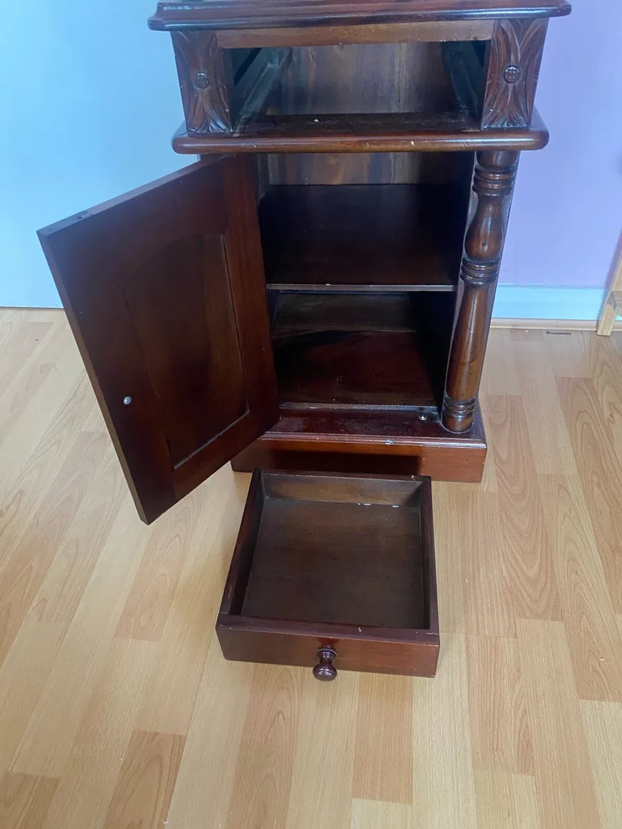 Pair of twentieth century mahogany bedside lockers - Image 3