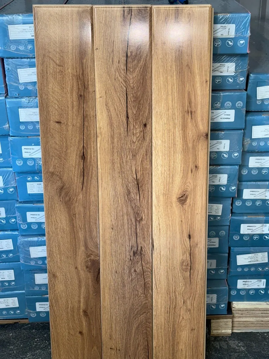 High gloss laminated flooring - Image 1