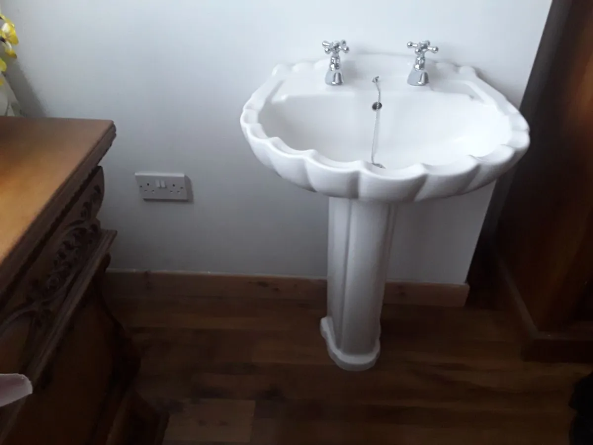 Large vintage shell shaped sink perfect working or - Image 1