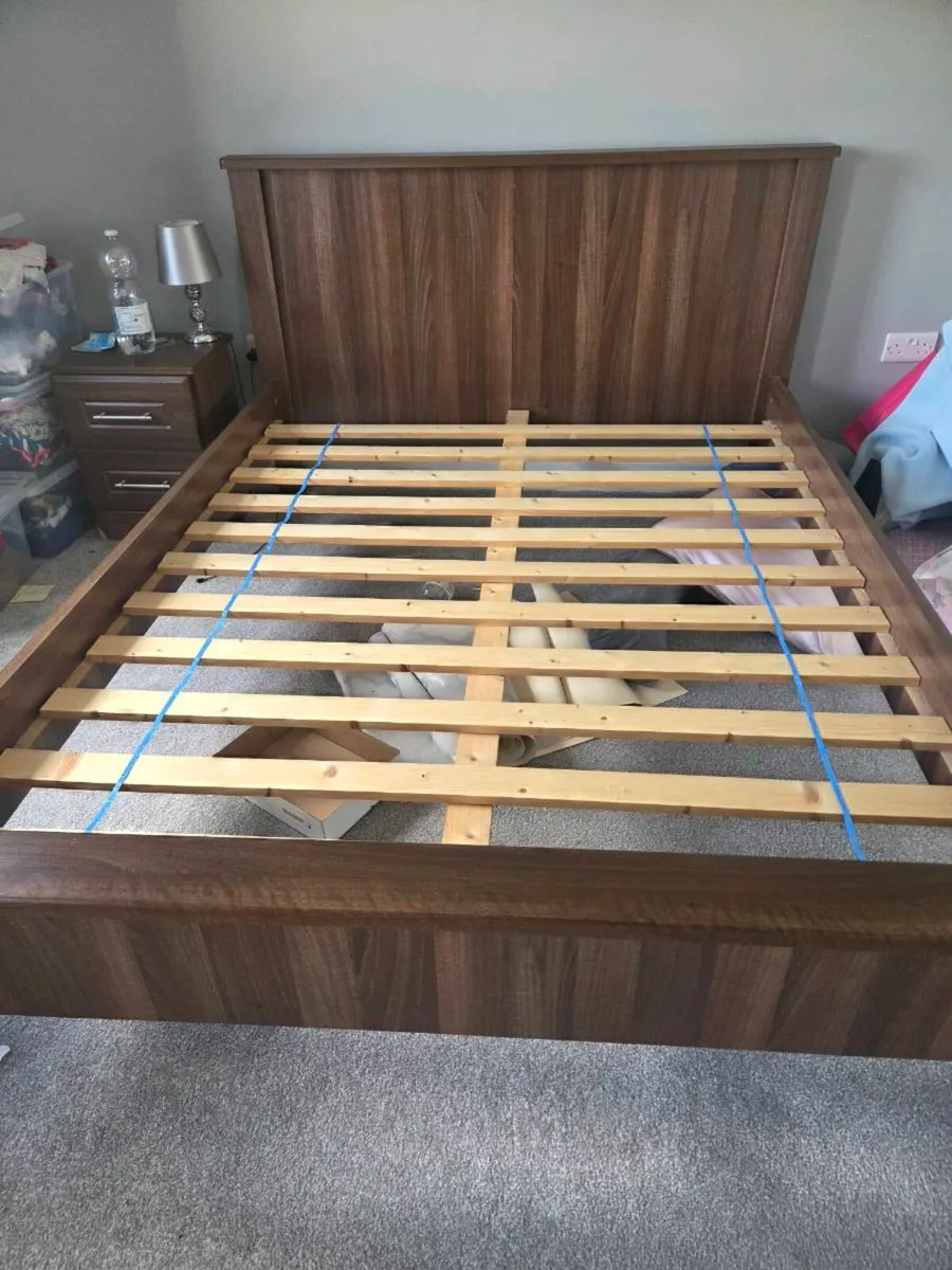 King size bed and 2 lockers - Image 1