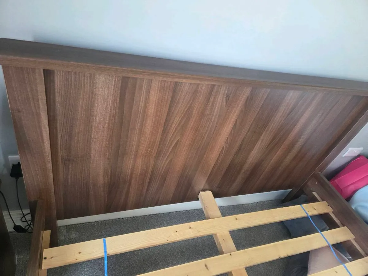 King size bed and 2 lockers - Image 2