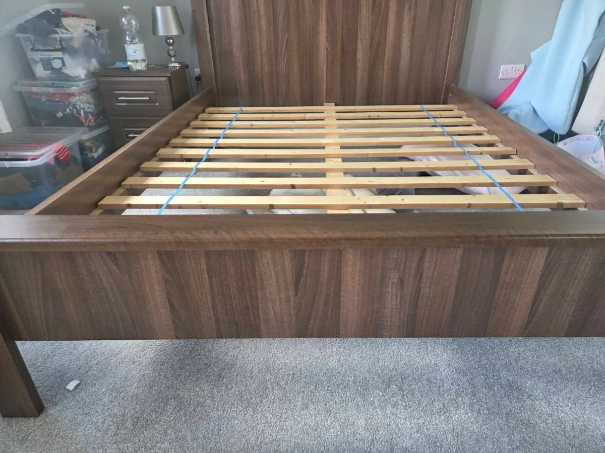 King size bed and 2 lockers - Image 4