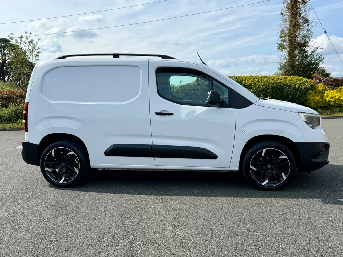 2023 Opel Combo 1.5 DIESEL 3 SEATS , NO VAT - Image 2