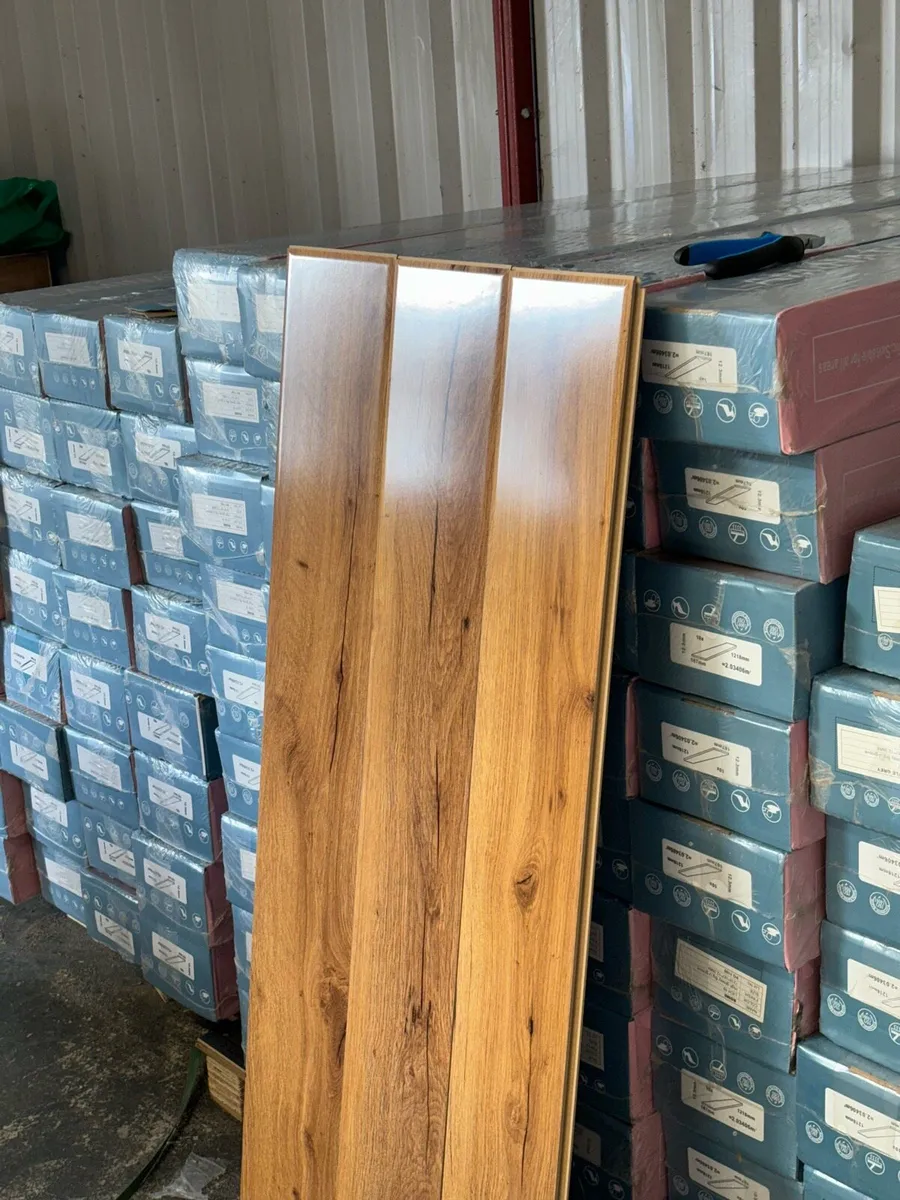 Brand new laminated high gloss flooring - Image 3