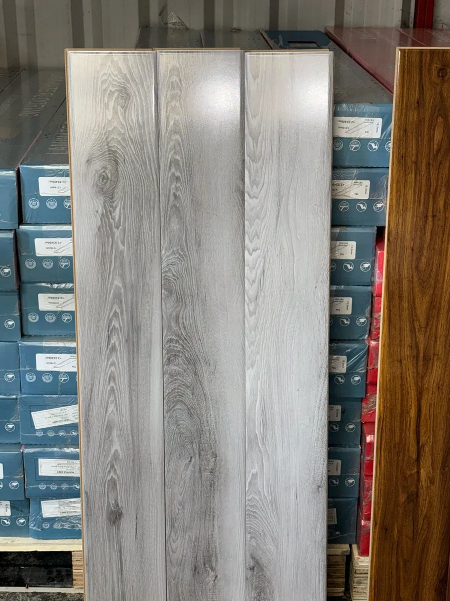 Brand new laminated high gloss flooring - Image 4