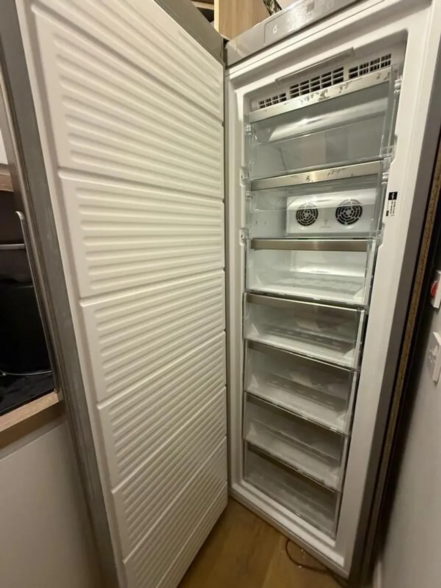 Whirlpool Upright Freezer Inox UW8 F2C XLSB UK 2 - Image 3