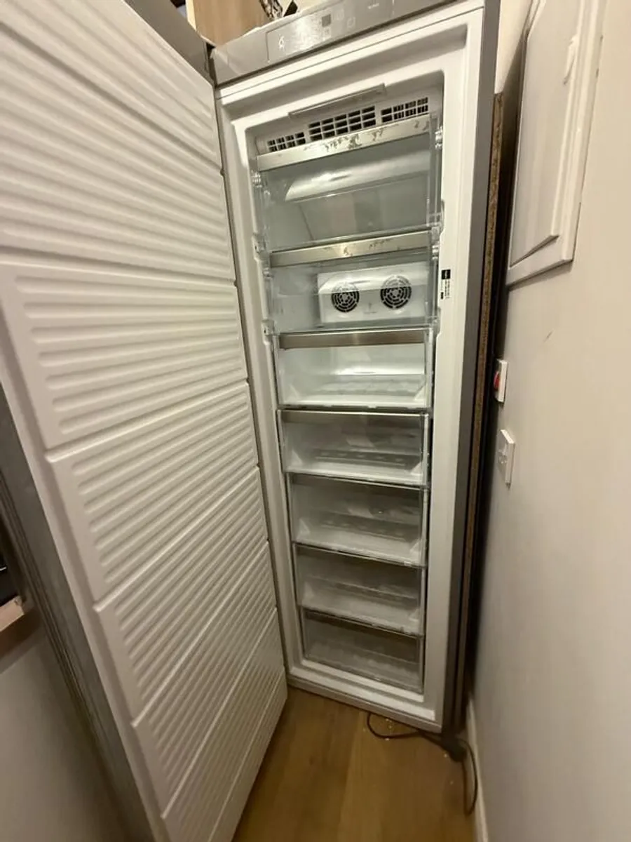 Whirlpool Upright Freezer Inox UW8 F2C XLSB UK 2 - Image 1