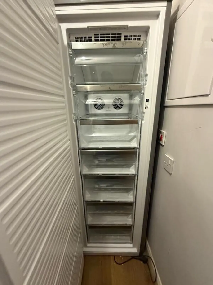 Whirlpool Upright Freezer Inox UW8 F2C XLSB UK 2 - Image 2