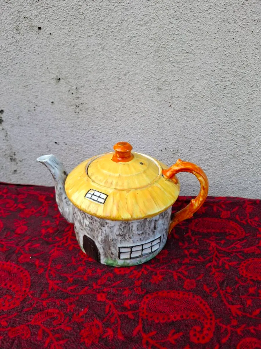 Novelty house tea pot postage possible
