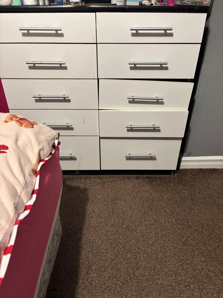 Bedroom furniture - Image 2