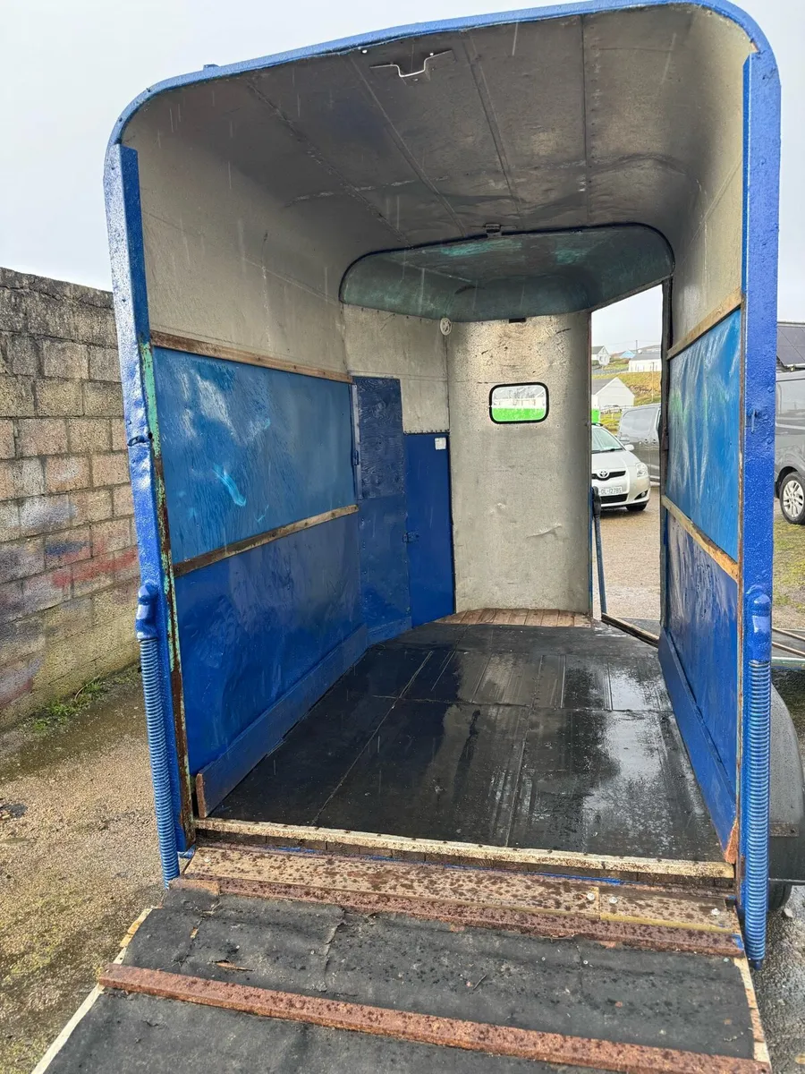 Twin horse box - Image 4